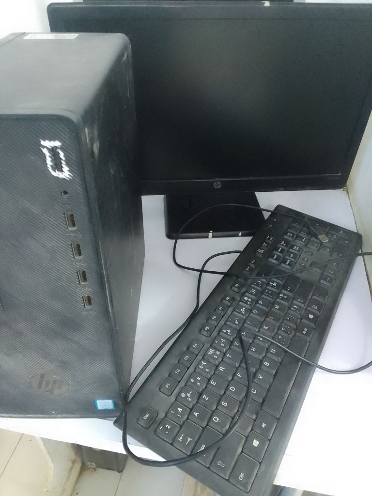 PC HP avec écran et clavier