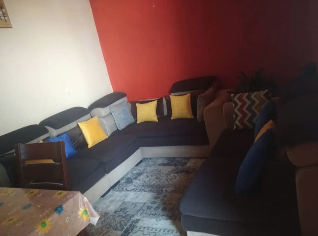 Salon en forme L tout neuf en très bon état