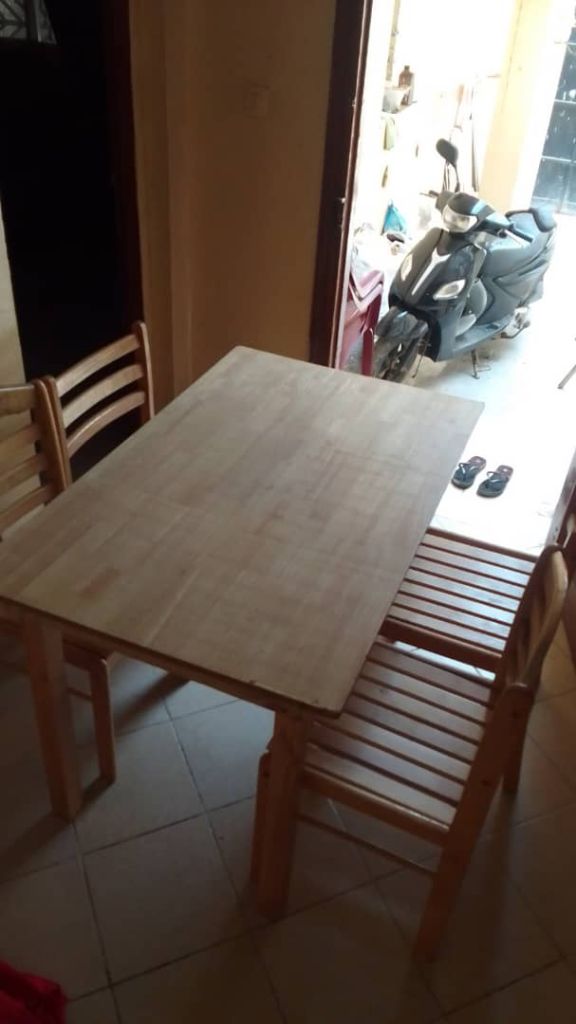 Table à manger avec 4 chaises