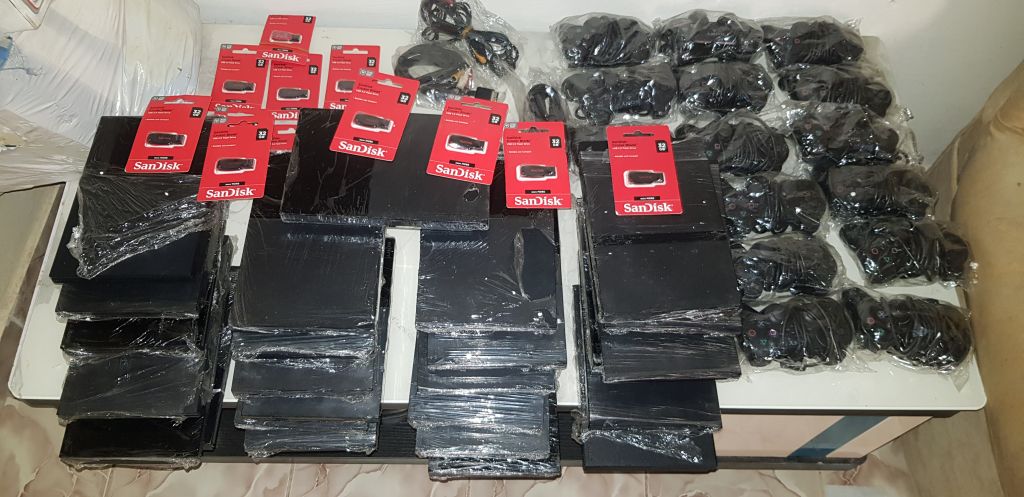 25 console Playstation 2 nouveau Avec des clés usb 32Go pleines de 21 Jeux$