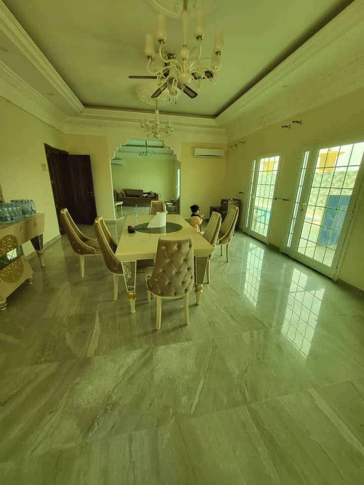 Villa F8 meublé avec piscine