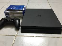 PS4 Slim à vendre en très bon état avec ses manettes et CD