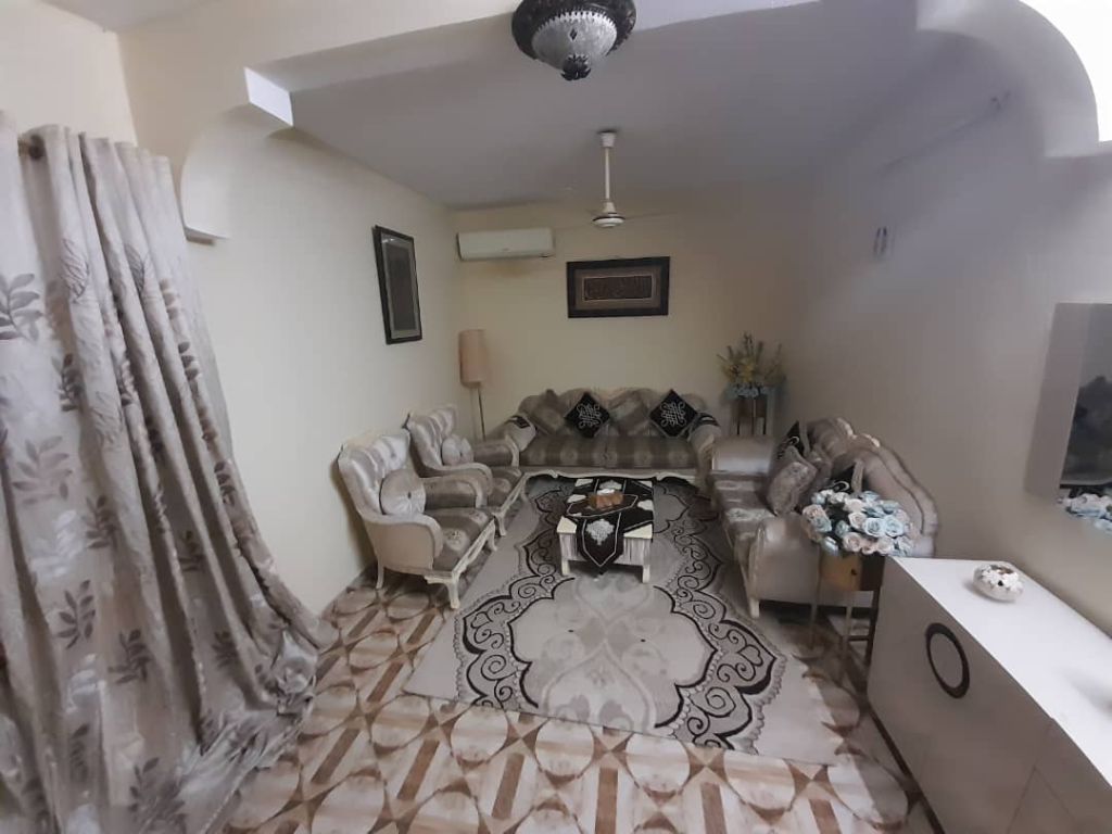 Meuble salon moderne avec table à manger et décors