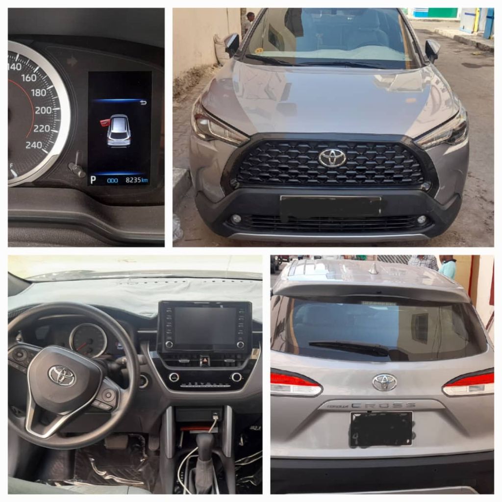 Voiture Toyota Corolla Cross toute neuve de couleur gris clair