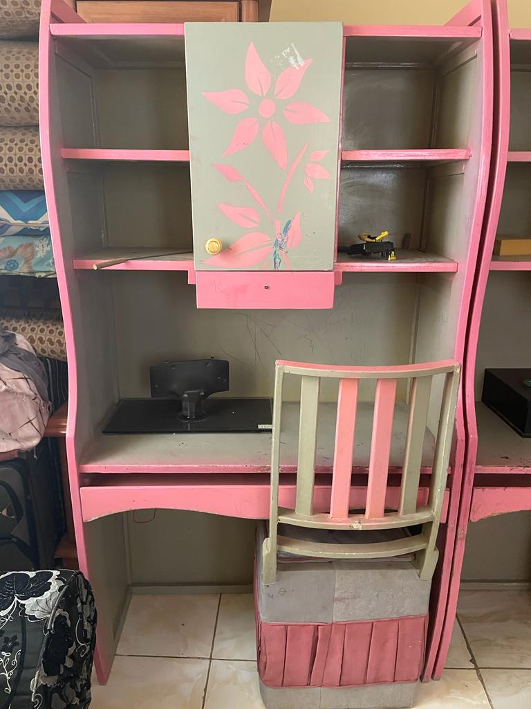 Bureau en bois avec étagères et chaise pour chambre d\'enfants