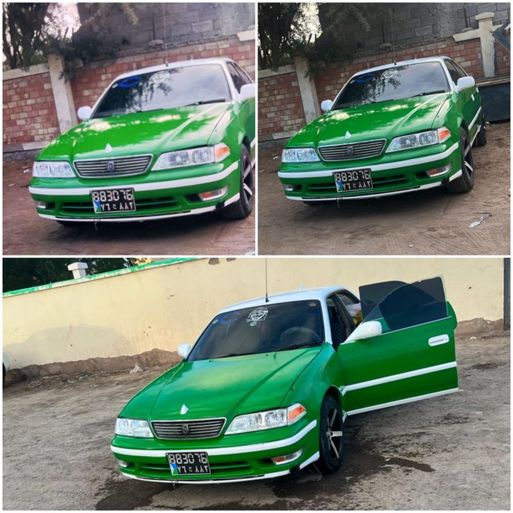 Voiture Taxi Toyota Mark II en très bon état