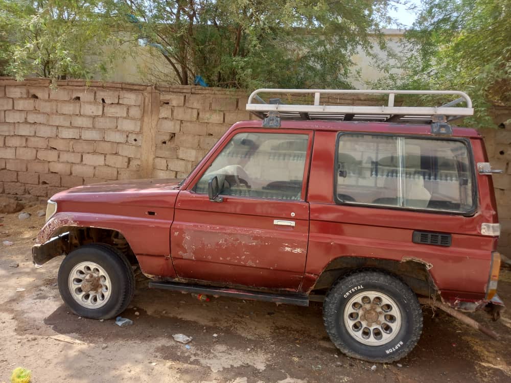 Voiture Toyota Land Cruiser Châssis Court.