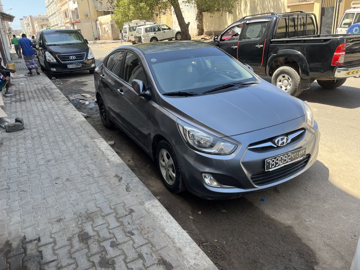 Voiture Hyundai Accent Année 2015 Couleur Gris Foncé