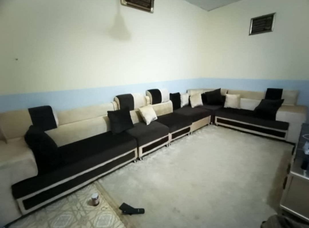 salon avec rideaux + tapis à Djibouti