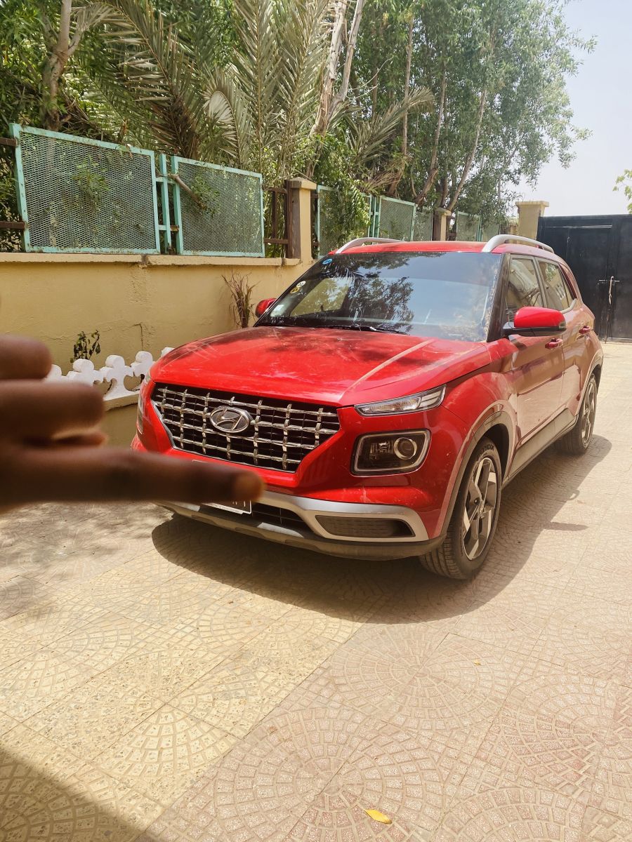 Hyundai Venue 2021 Rouge, faible consommation, automatique