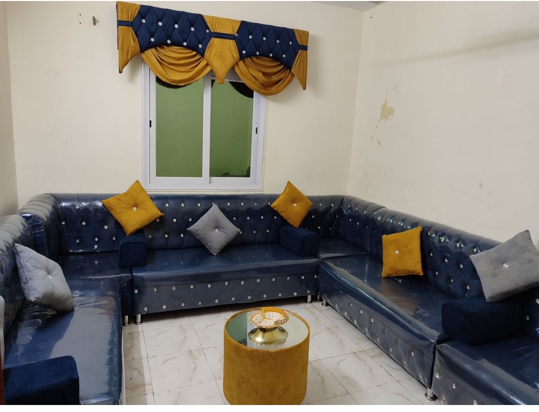 Salon neuf a vendre avec son rideau et table bas