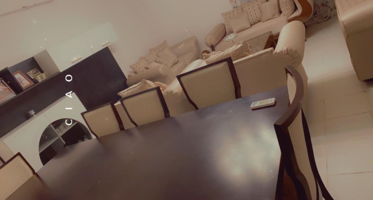 Salon et table à manger haut de gamme, acheté chez A.C. Ries à Djibouti