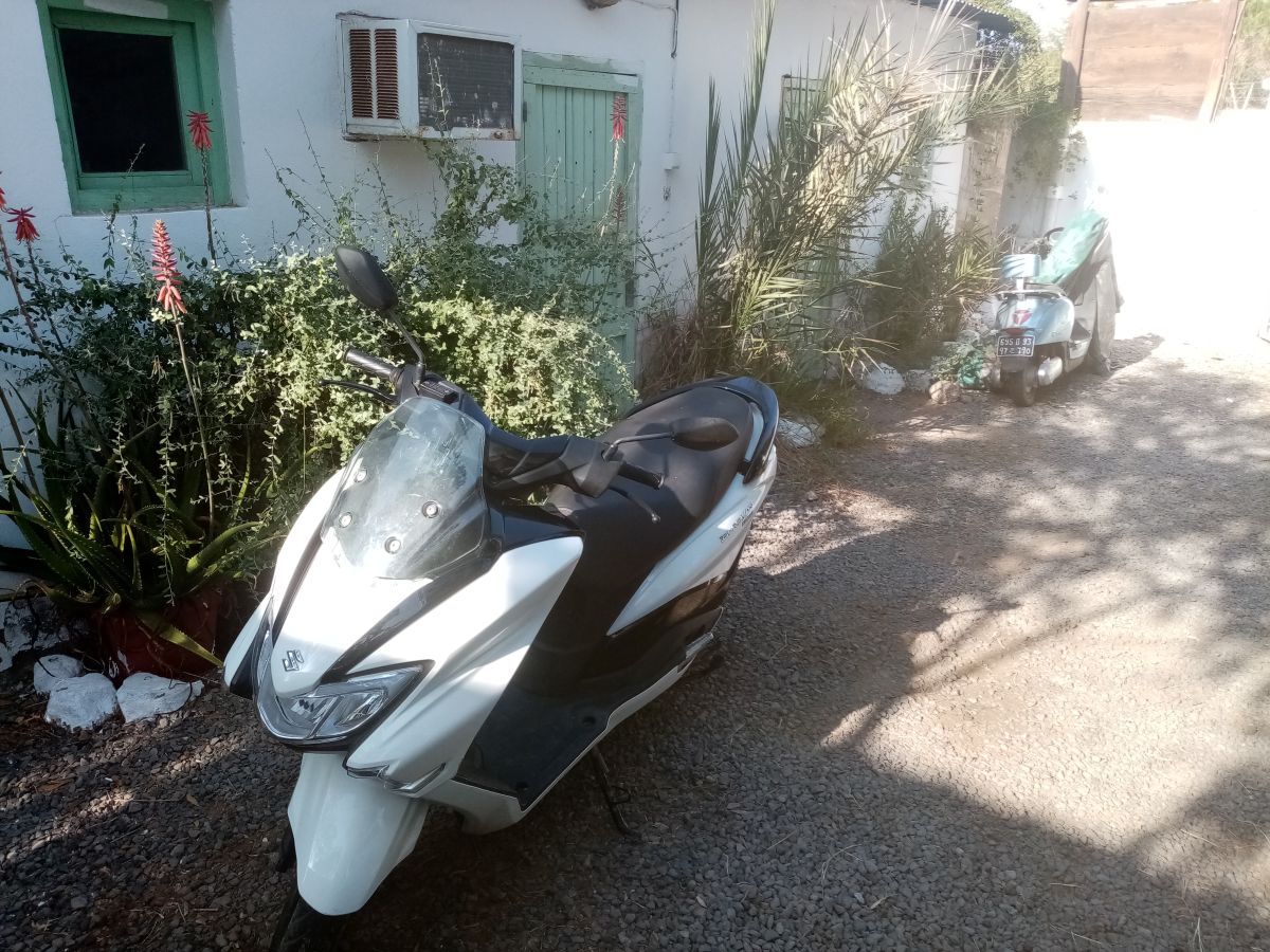 Scooter Suzuki Burgman état neuf à proximité de l\'aéroport