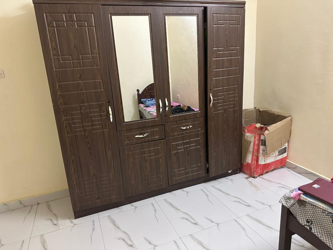 Armoire 4 portes Presque neuf