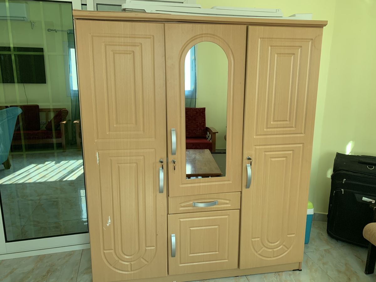 Armoire 3 portes en bon état (no WhatsApp number or à vendre)