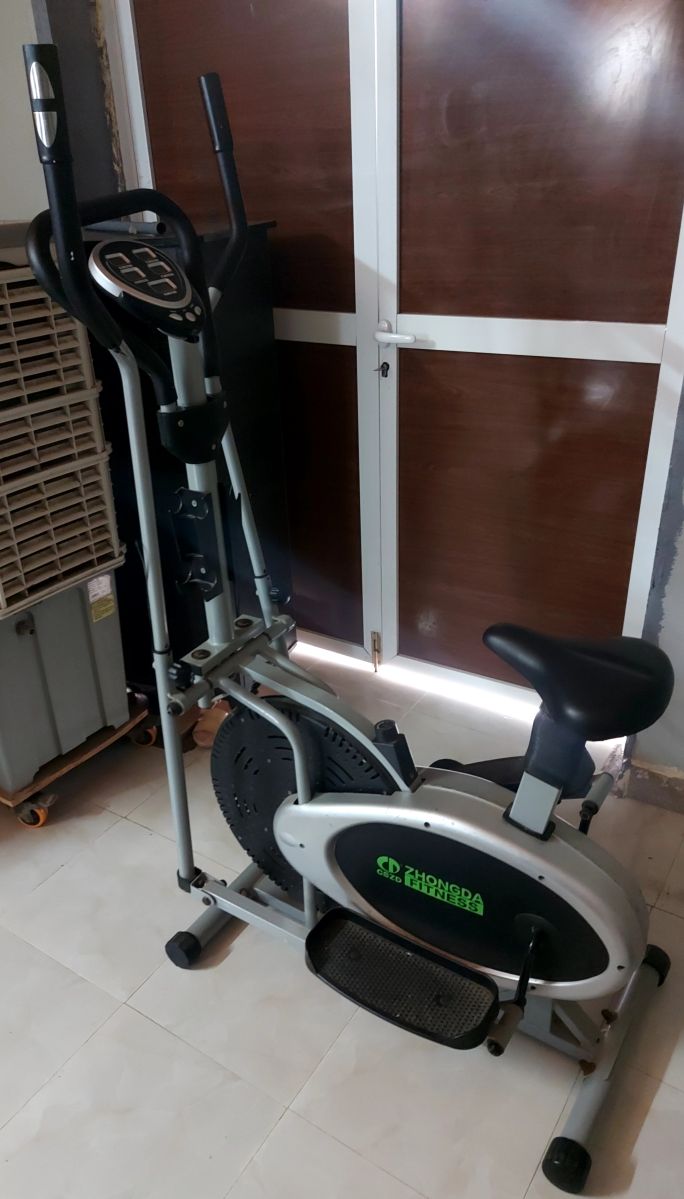 Vélo d\'appartement avec poignés pour bras - Bon état