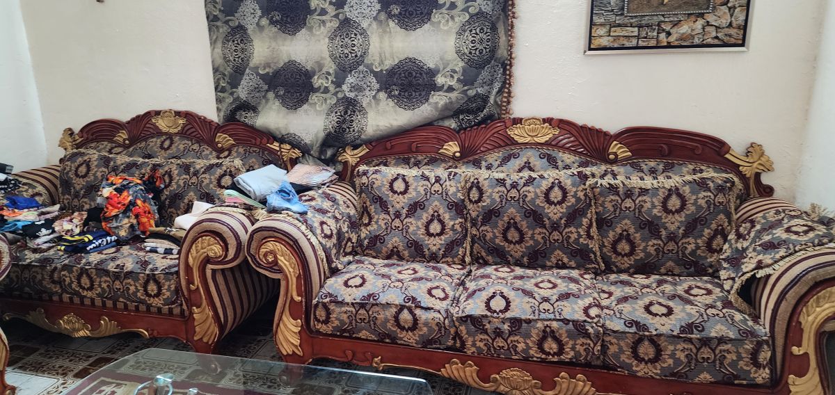 Salon moderne 4 pièces avec table en verre et tapis inclus