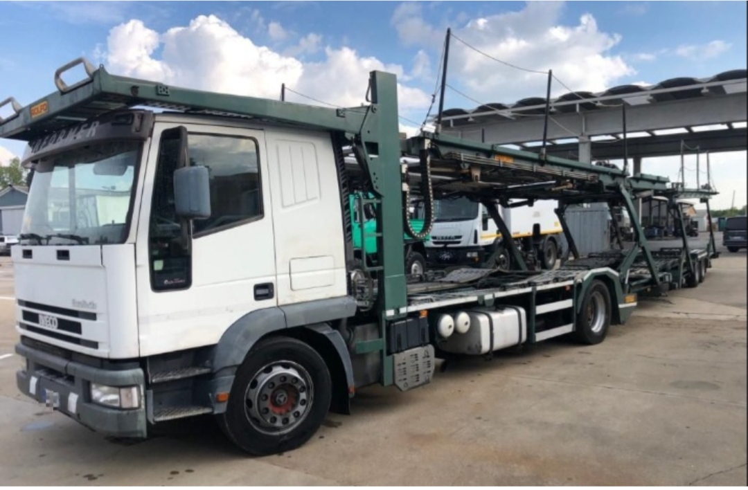 Transporteur de voitures Iveco en excellent état pour entreprises de transport et logistique
