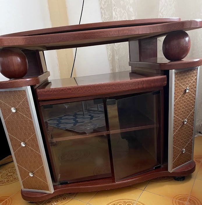 Table TV en bois, état excellent, portes de chaque côté