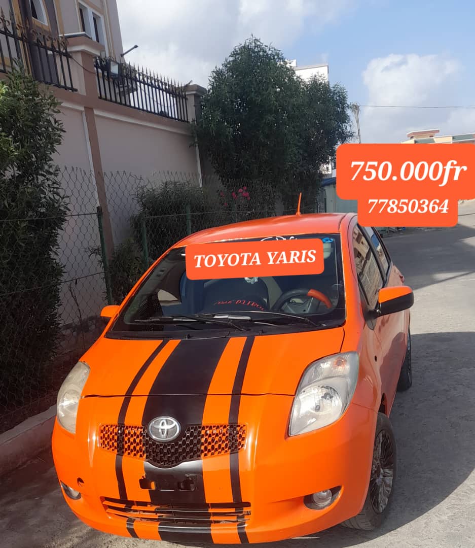 Toyota Yaris orange, moteur neuf, économique, climatisation parfaite