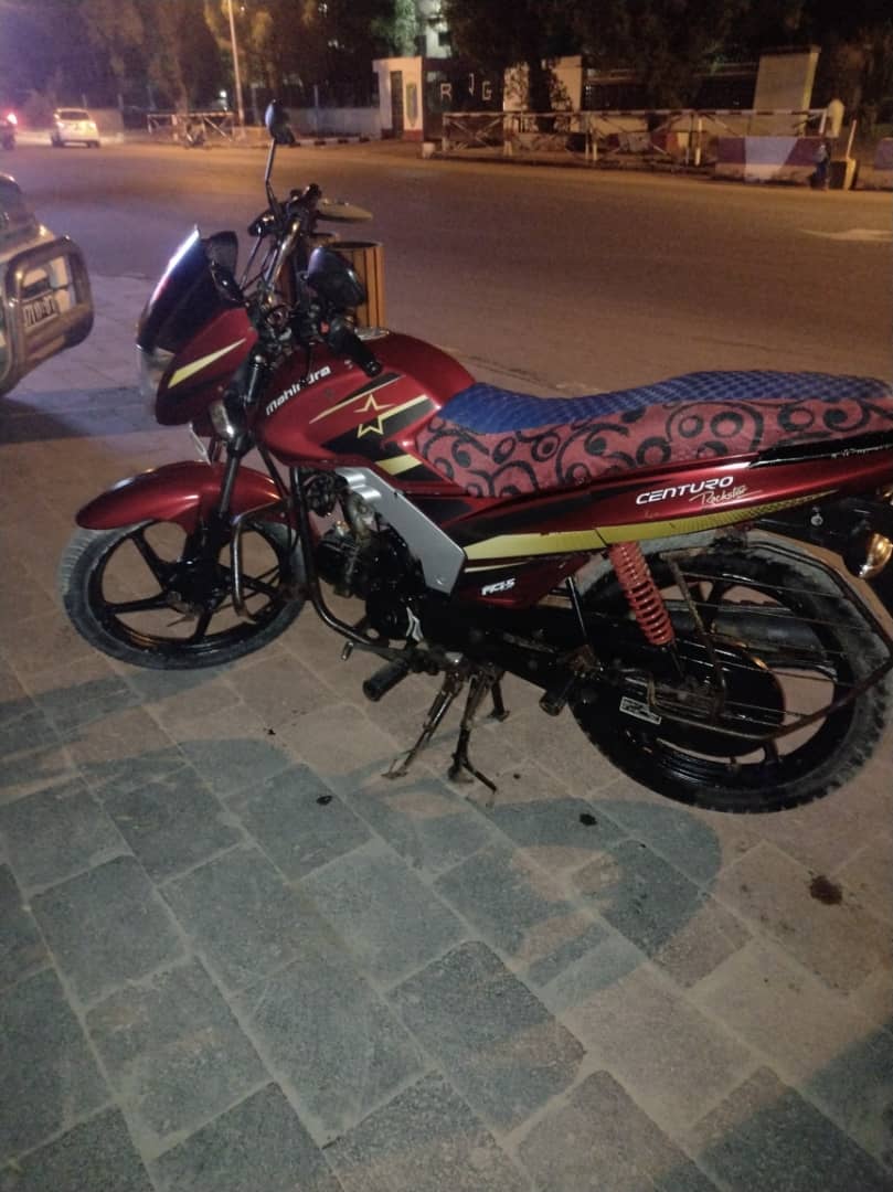 Moto Mahindra 150cc, prix négociable 135 000