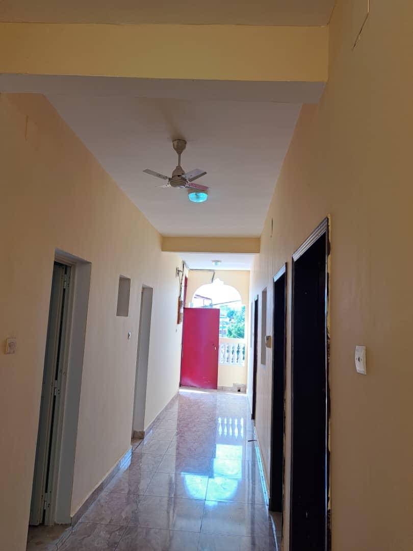 Immeuble neuf avec 2 appartements (F4 et F3) et boutique à louer à Balbala T9