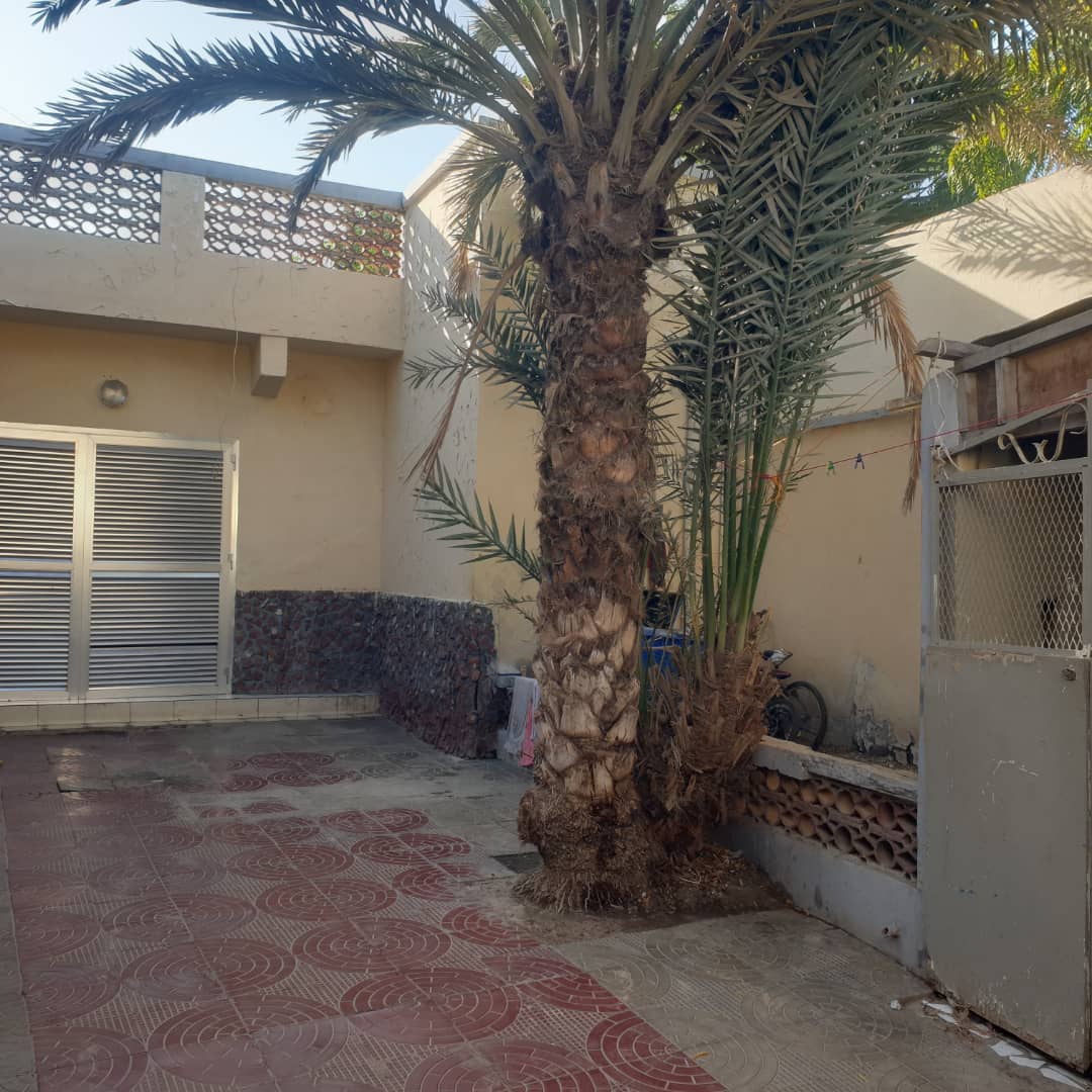 Maison 4 chambres, 219m2, parking, terrasse et réservoir d\'eau à Cité 55 Logements