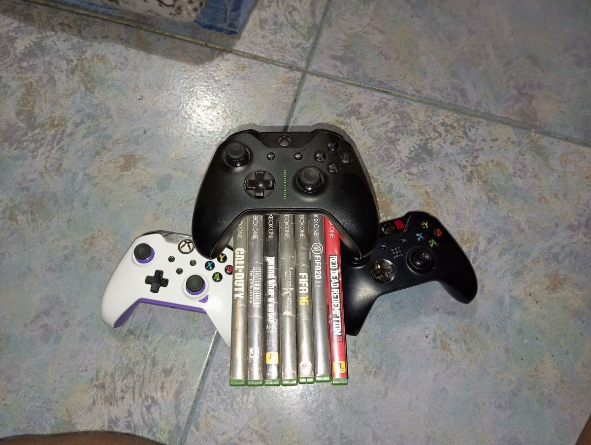 Lot de deux manettes PS4 neuves avec CD à Djibouti