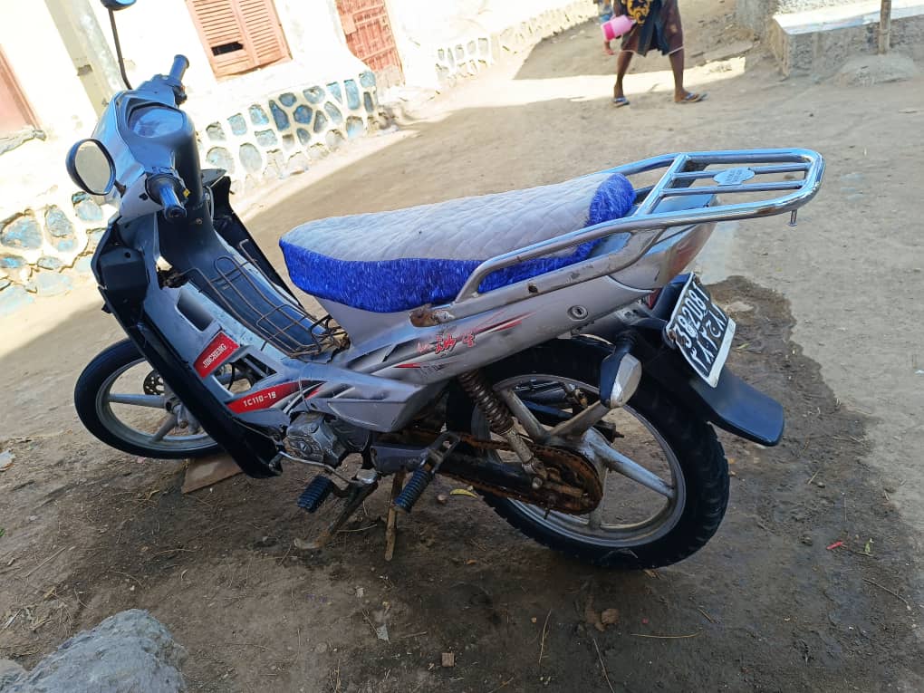 Moto Grise en bon état avec pneu de réserve et carte grise