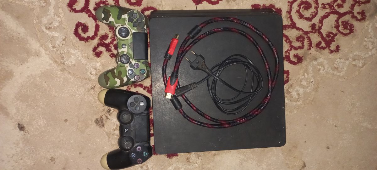 PS4 avec 2 manettes et FIFA 23 inclus