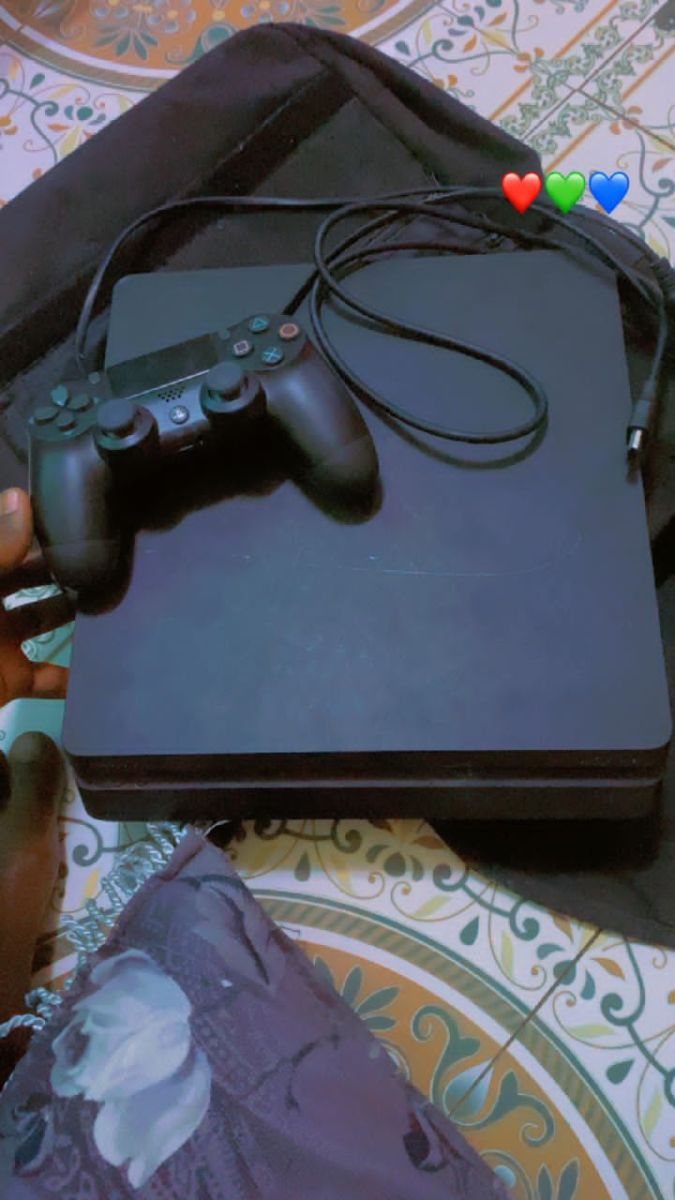 PS4 slim avec manette, FIFA 19 et Call of Duty Ghost