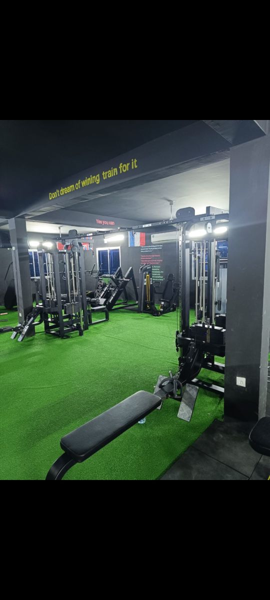 Salle de sport high-tech avec équipement dernier cri