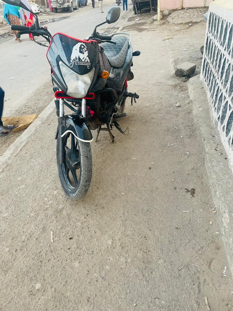 Moto Hero Archiver 150 en excellent état