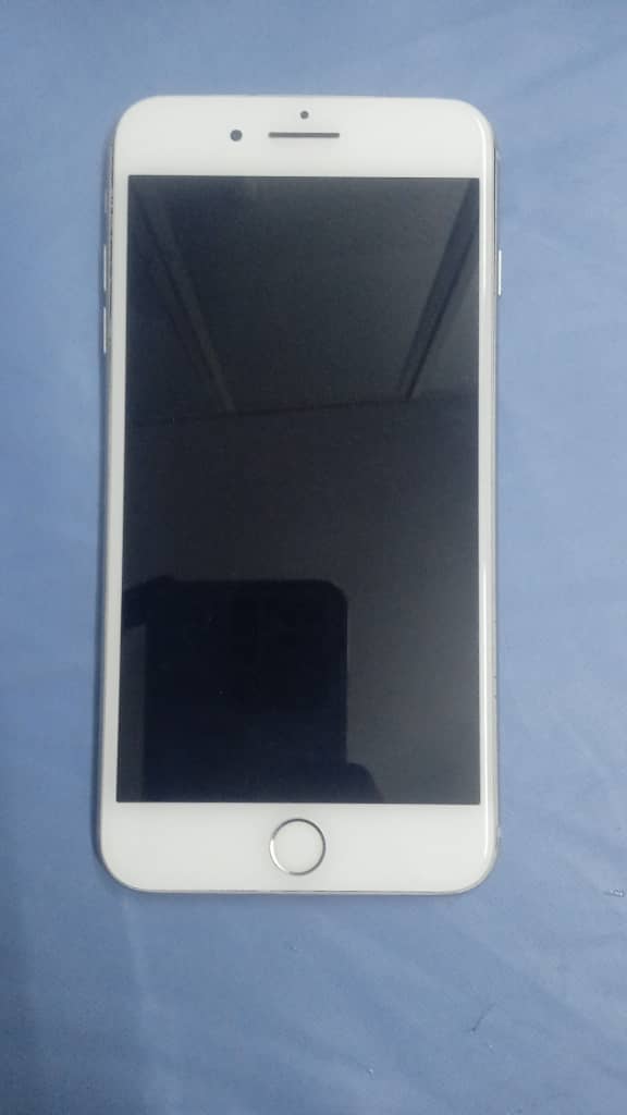 iPhone 8 Plus, état proche du neuf, garantie incluse