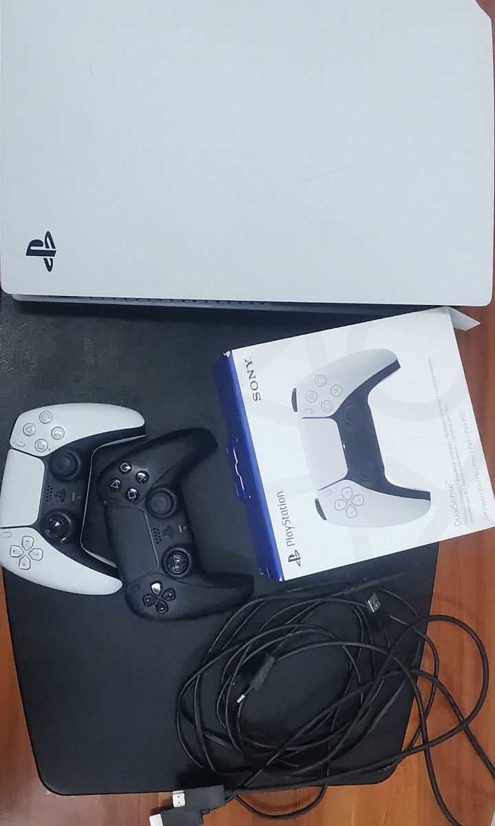 PlayStation 5 avec 3 manettes et câbles