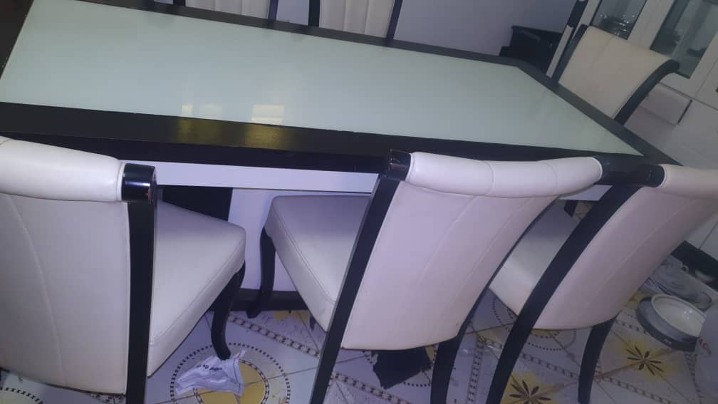 Table à manger élégante et contemporaine, en excellent état