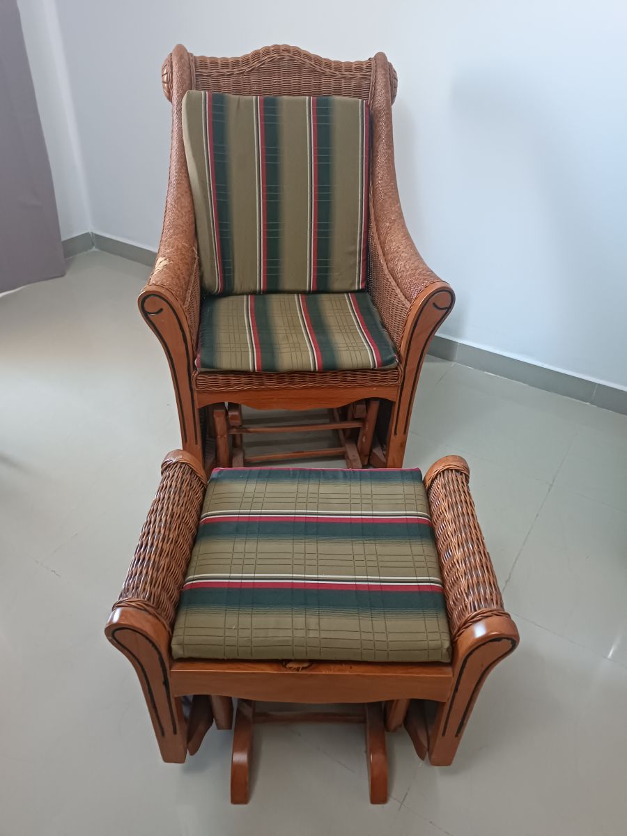 Chaise à bascule avec petite table et repose-pied - Prix raisonnable