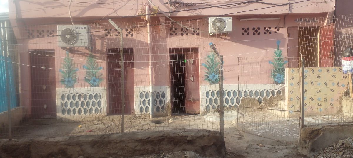 Appartement F2 avec grande véranda à louer à bon carrelage et fontaine d\'eau