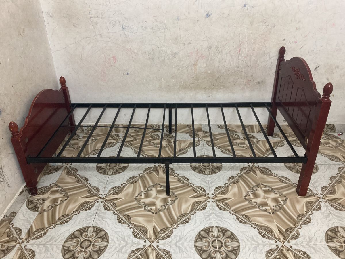 Lit sur mesure pour personne Pliable et démontage Le prix n\'est pas négociable