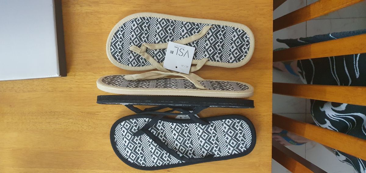 Deux paires de tongs neuves