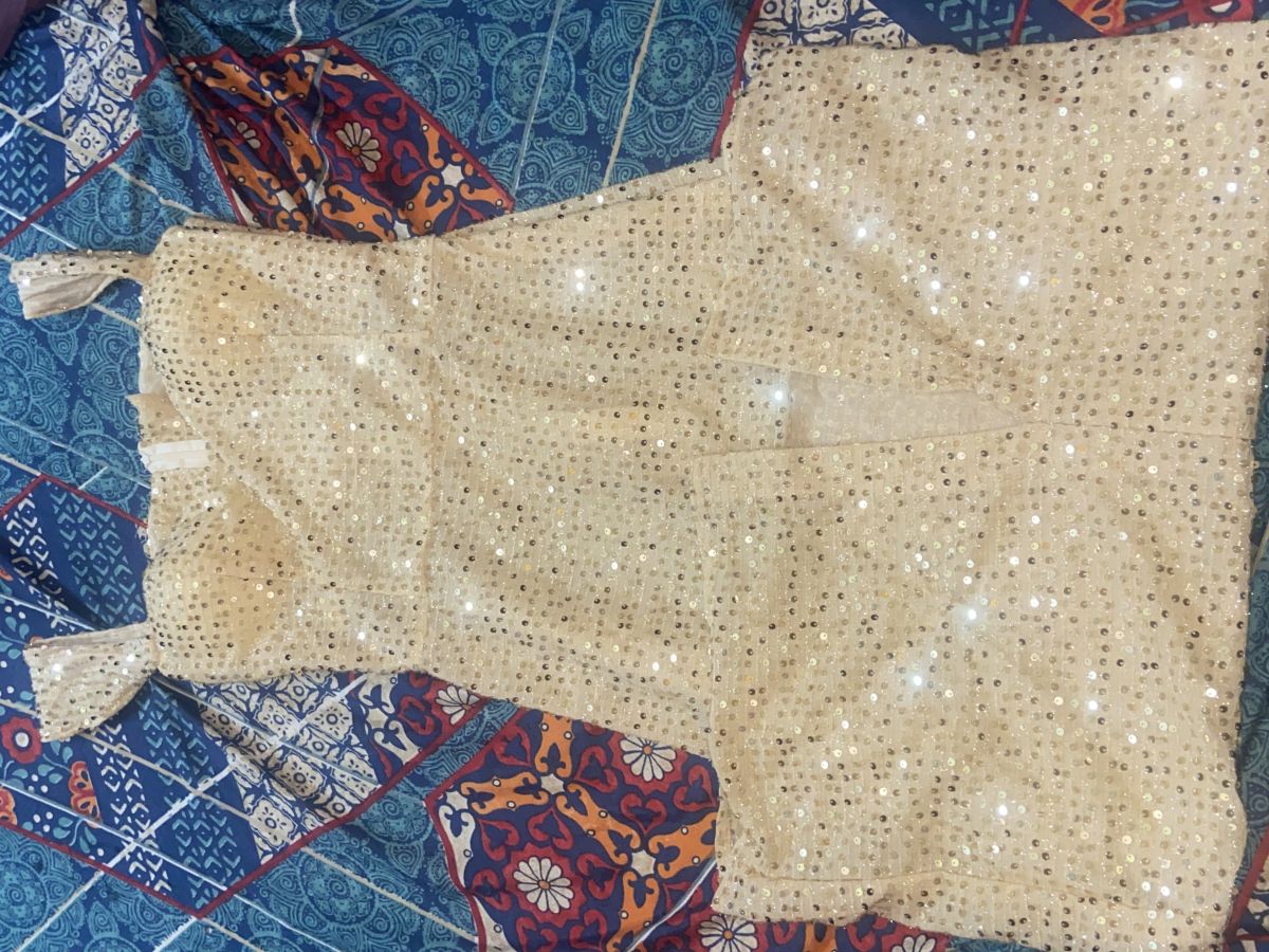 Robe de soirée dorée à paillettes, taille moyenne, fente à l\'arrière