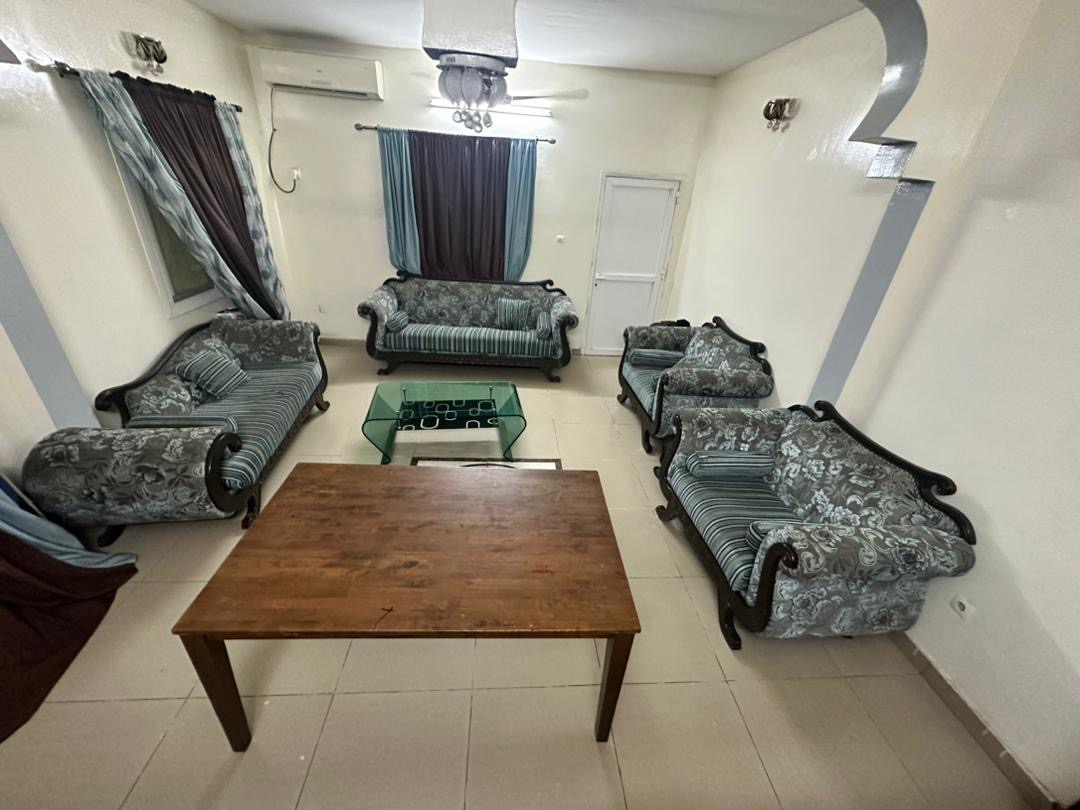 Salon avec rideaux gratuits à vendre