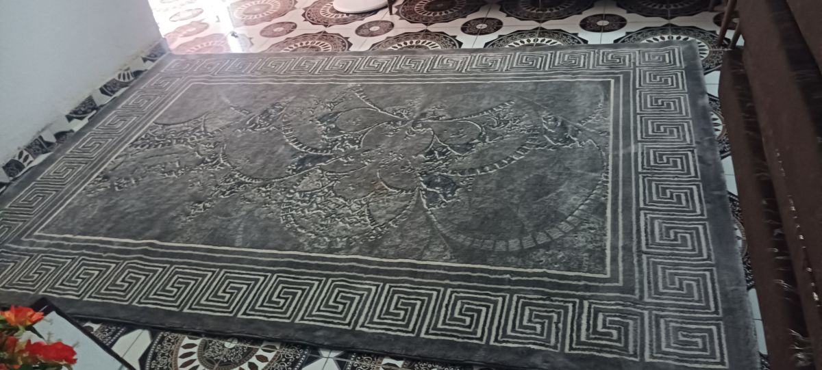 Salon en bois de haute qualité, comme neuf avec rideau complet