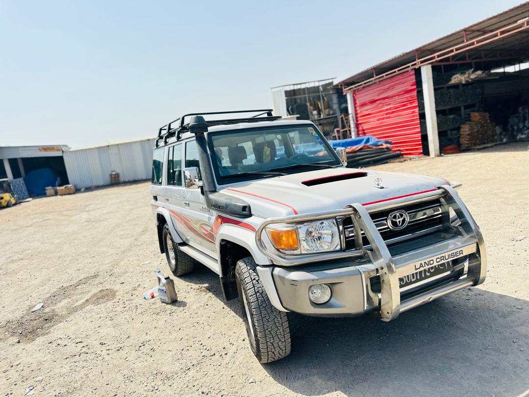 Toyota Land Cruiser V8, toutes options, pneus neufs, entretien régulier