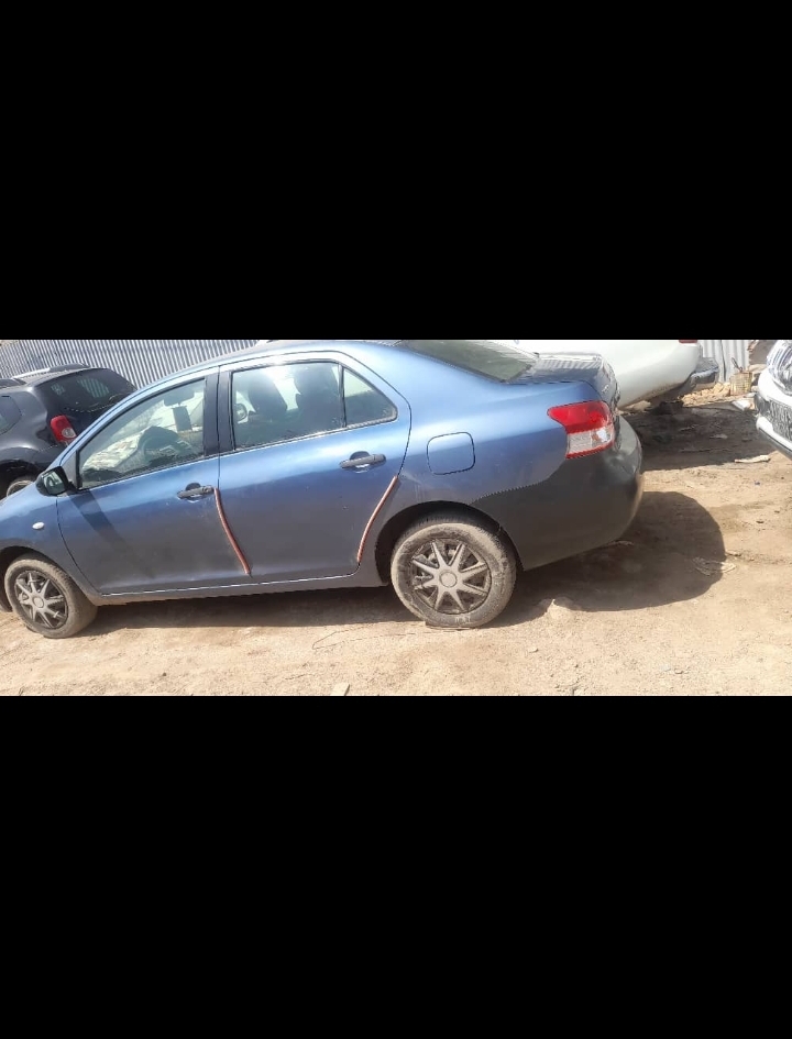 Toyota Yaris Sedan , manuelle, climatisation, bleu marine