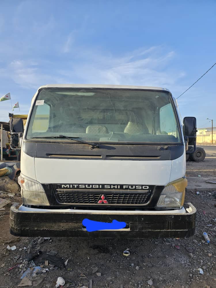 Voiture Dyna Mitsubishi FUSO 2015, diesel, manuelle, état impeccable