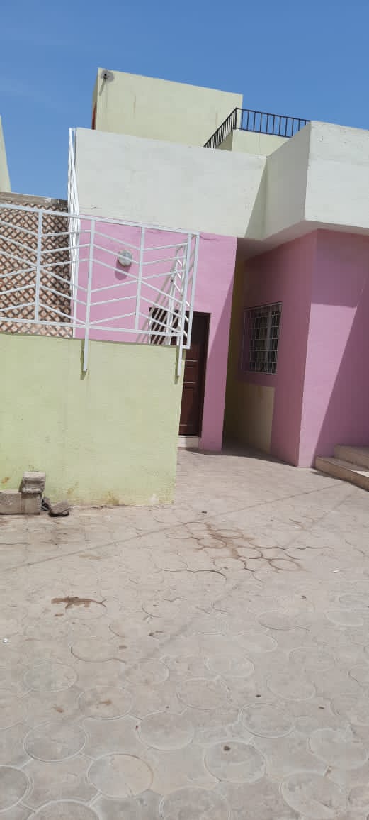 Grande maison F6 avec terrasse et parking à louer à Hamdani