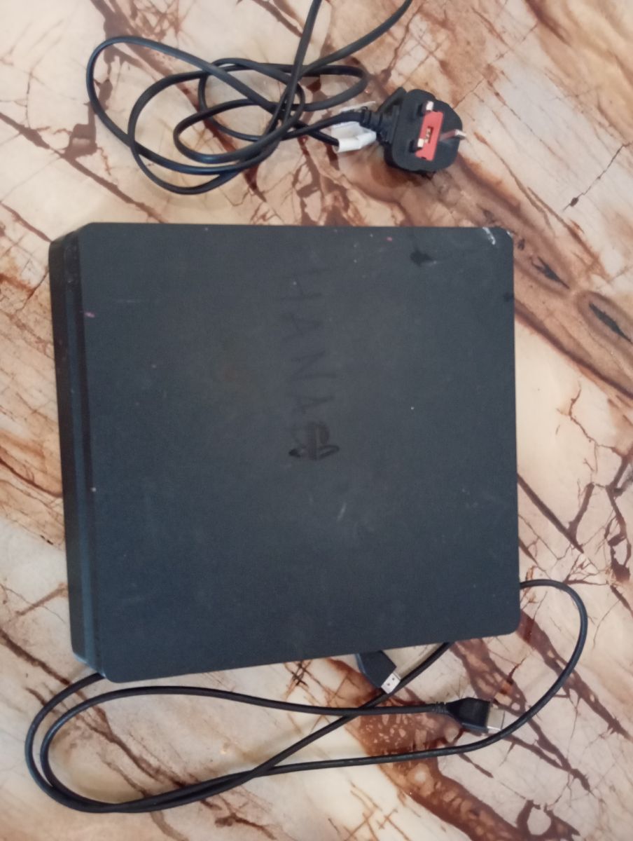 PS4 fonctionnelle, 4 ans d\'utilisation, câbles HDMI inclus