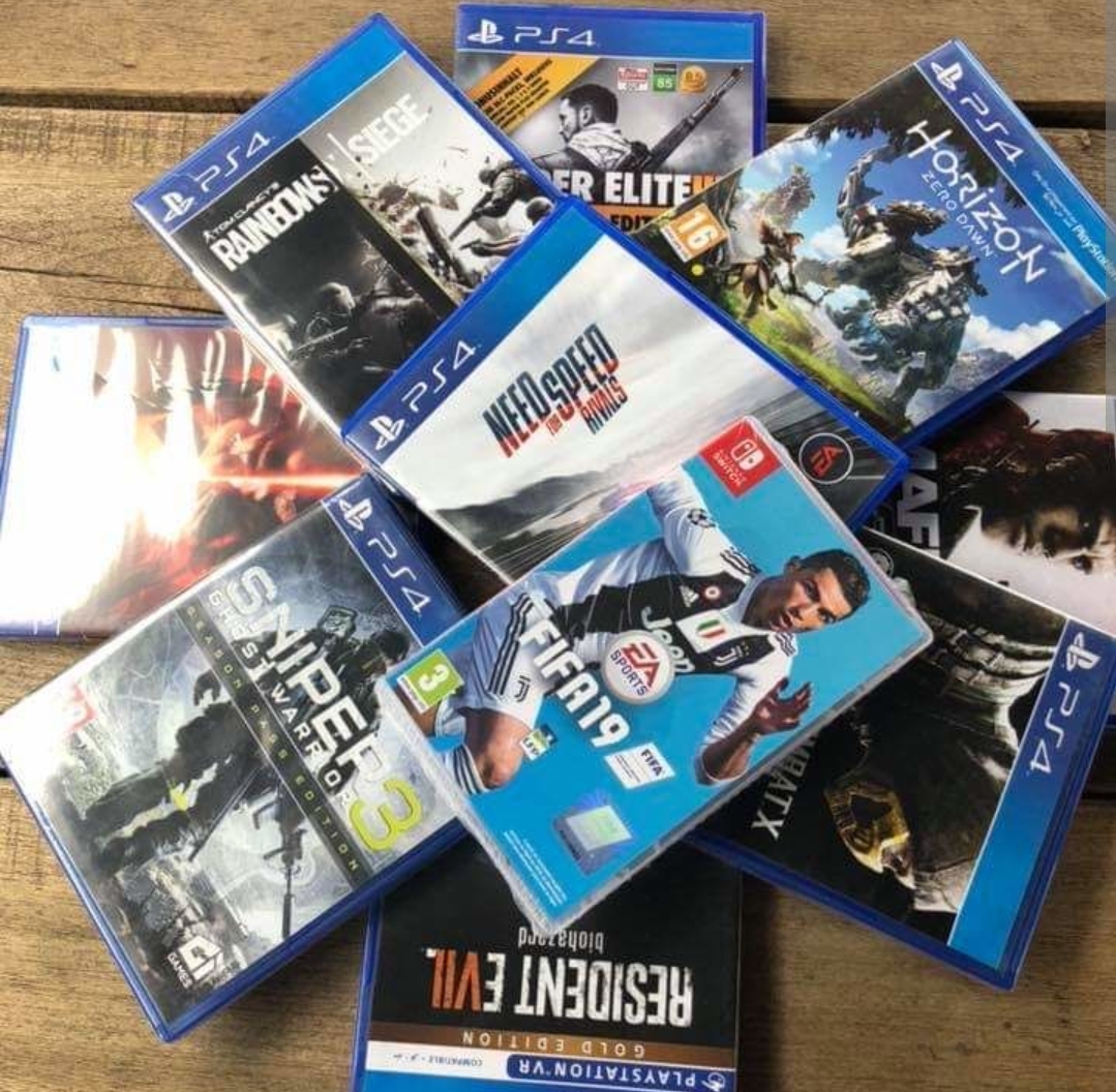 Jeux PS4 Uncharted 4 et Assassin\'s Creed Valhalla à vendre
