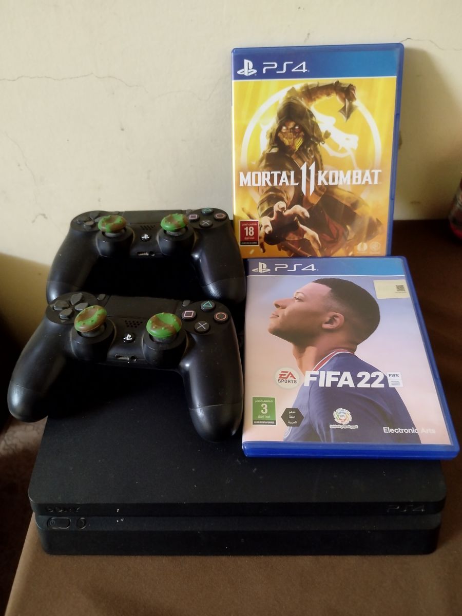 Console PS4 avec 2 manettes et jeux inclus